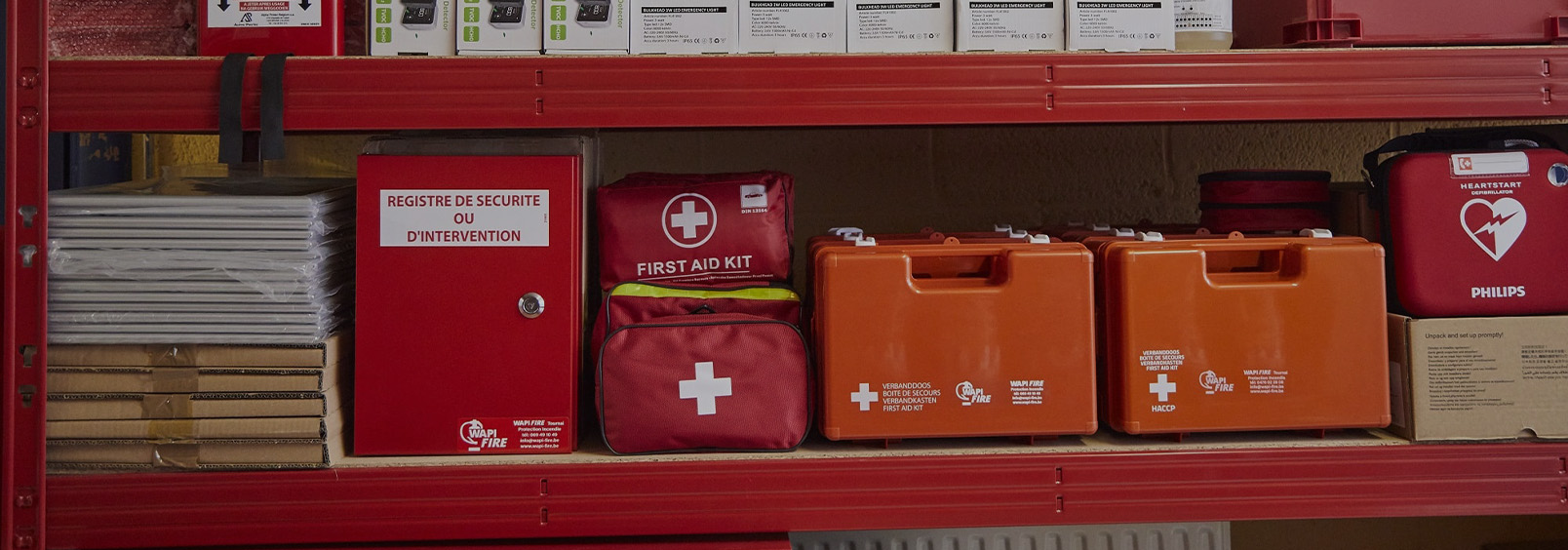 armoires avec des trousses pour les premiers secours